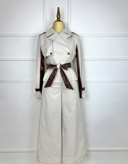Traje beige con vinipiel café y listón