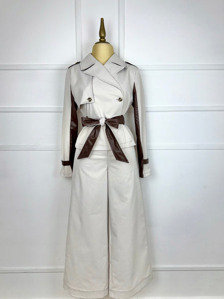 Traje beige con vinipiel café y listón