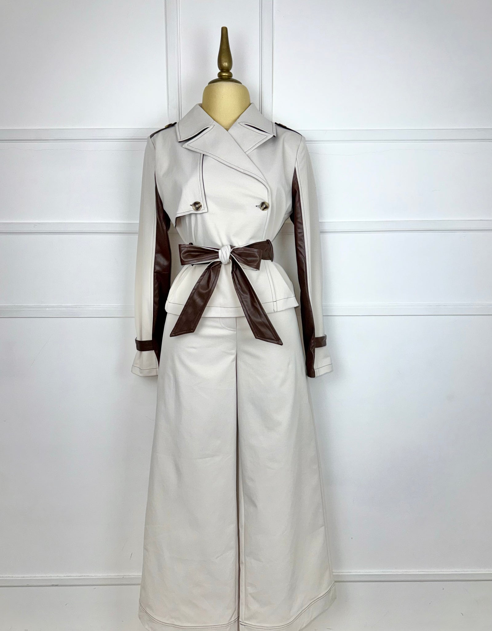 Traje beige con vinipiel café y listón