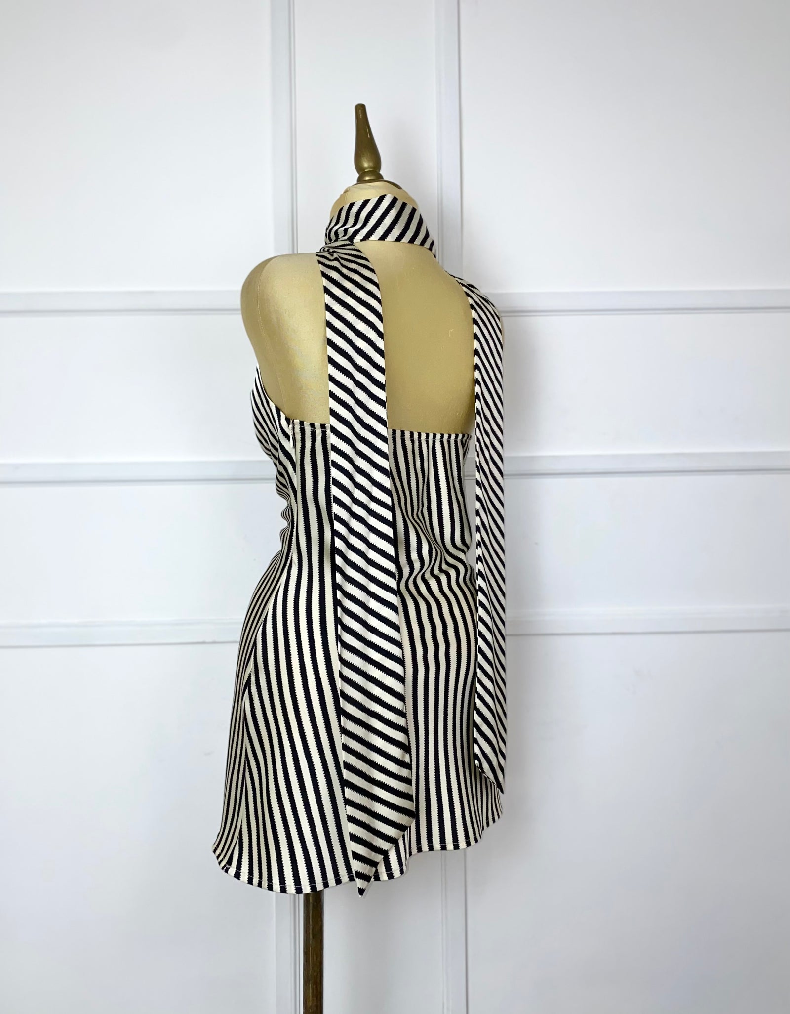 Vestido corto con líneas