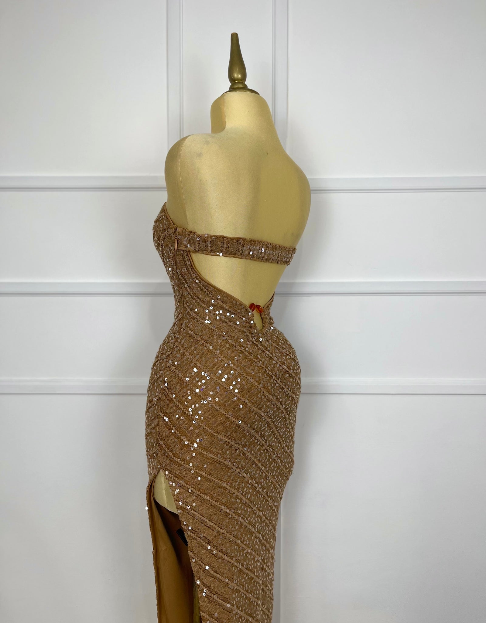 Vestido café con lentejuela (escote en espalda)