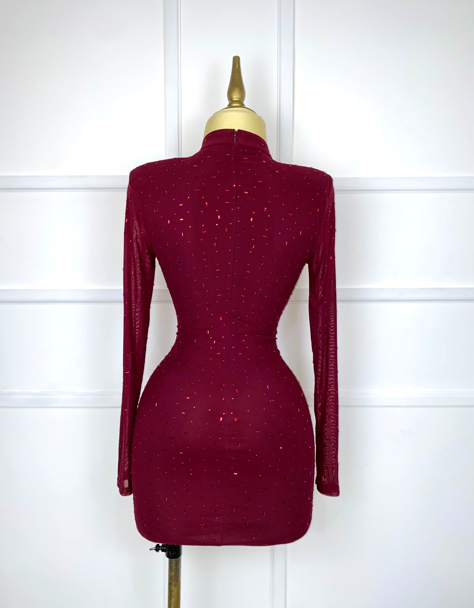 Vestido tinto con pedrería
