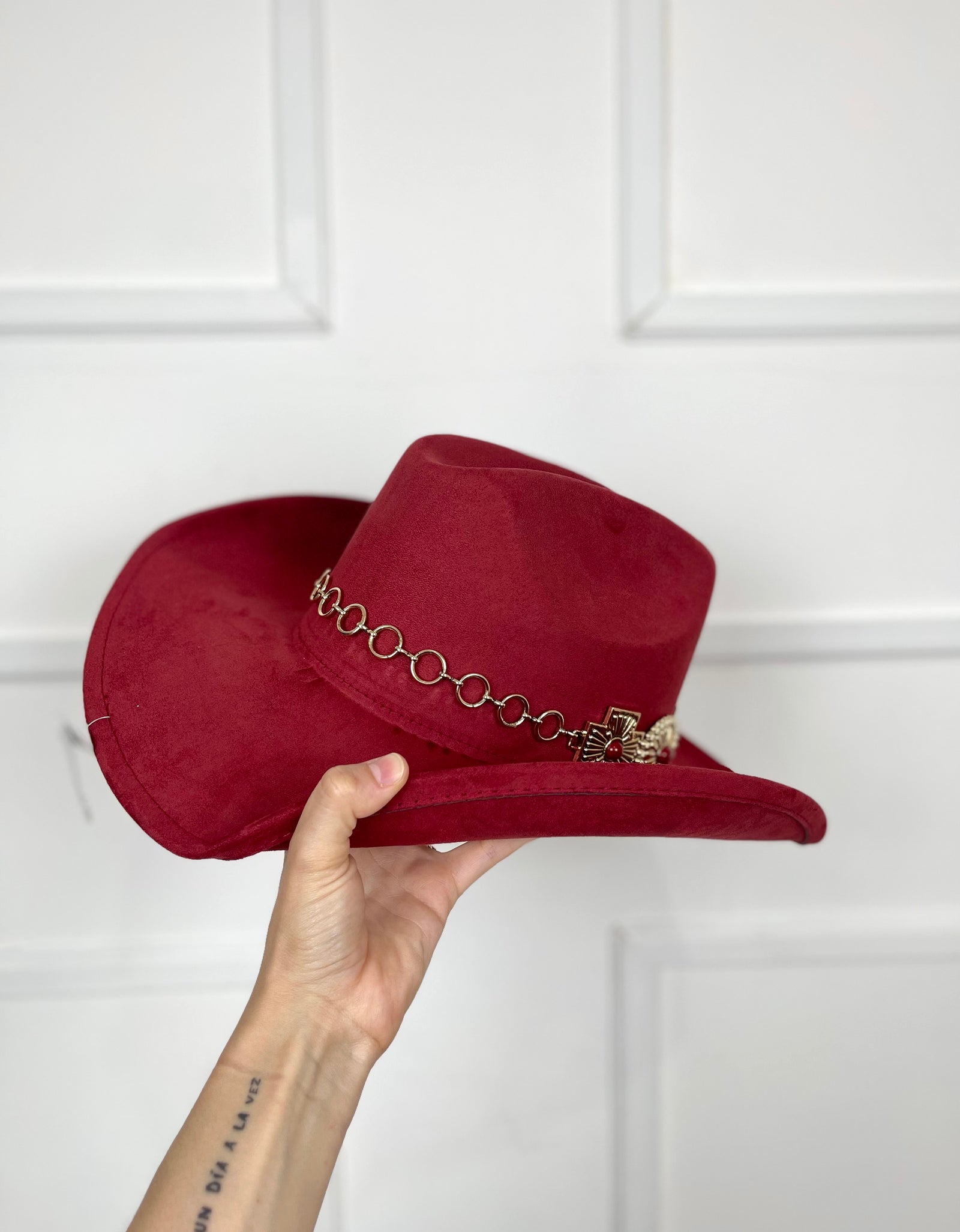 Sombrero gamuza con hebillas doradas (2 colores)