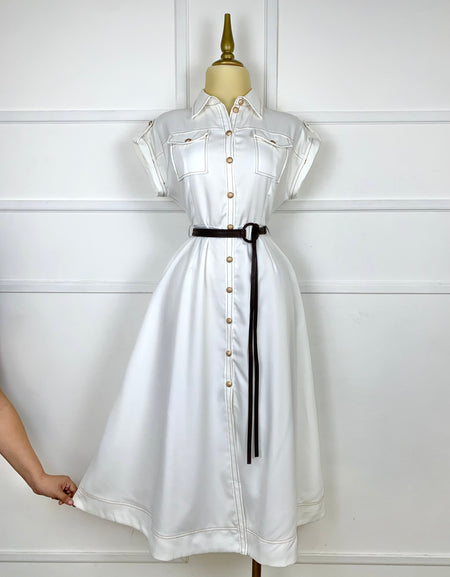 Vestido blanco midi con cinto tipo piel