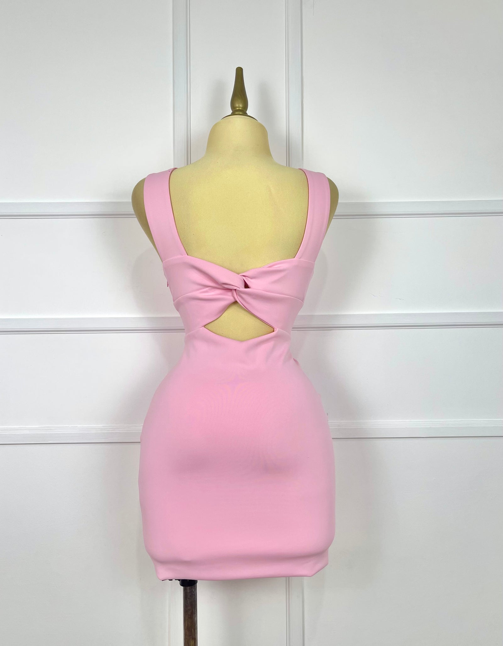 Vestido rosa pastel con nudo en espalda