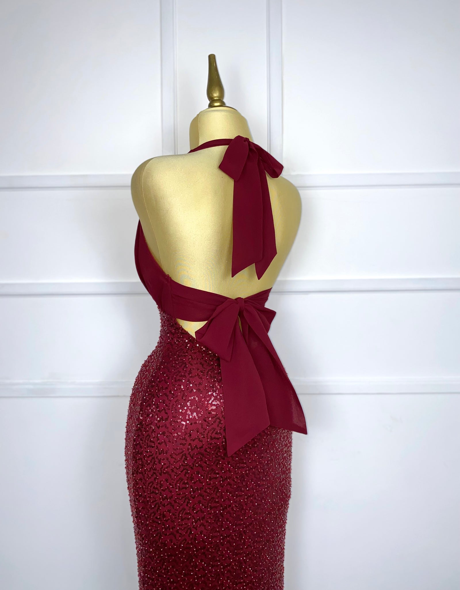 Vestido tinto largo con lentejuelas y chaquiras