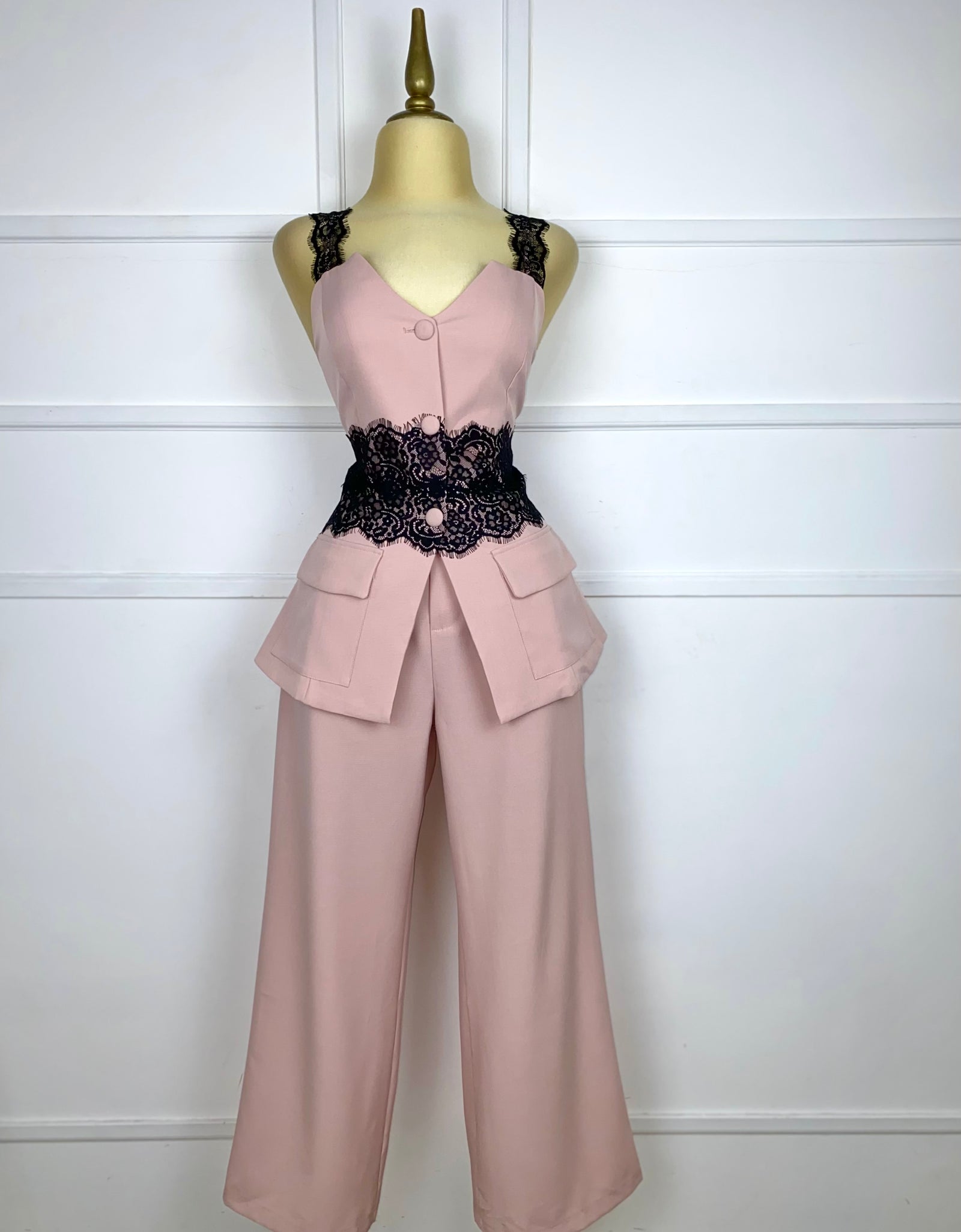 Set rosa con encaje negro