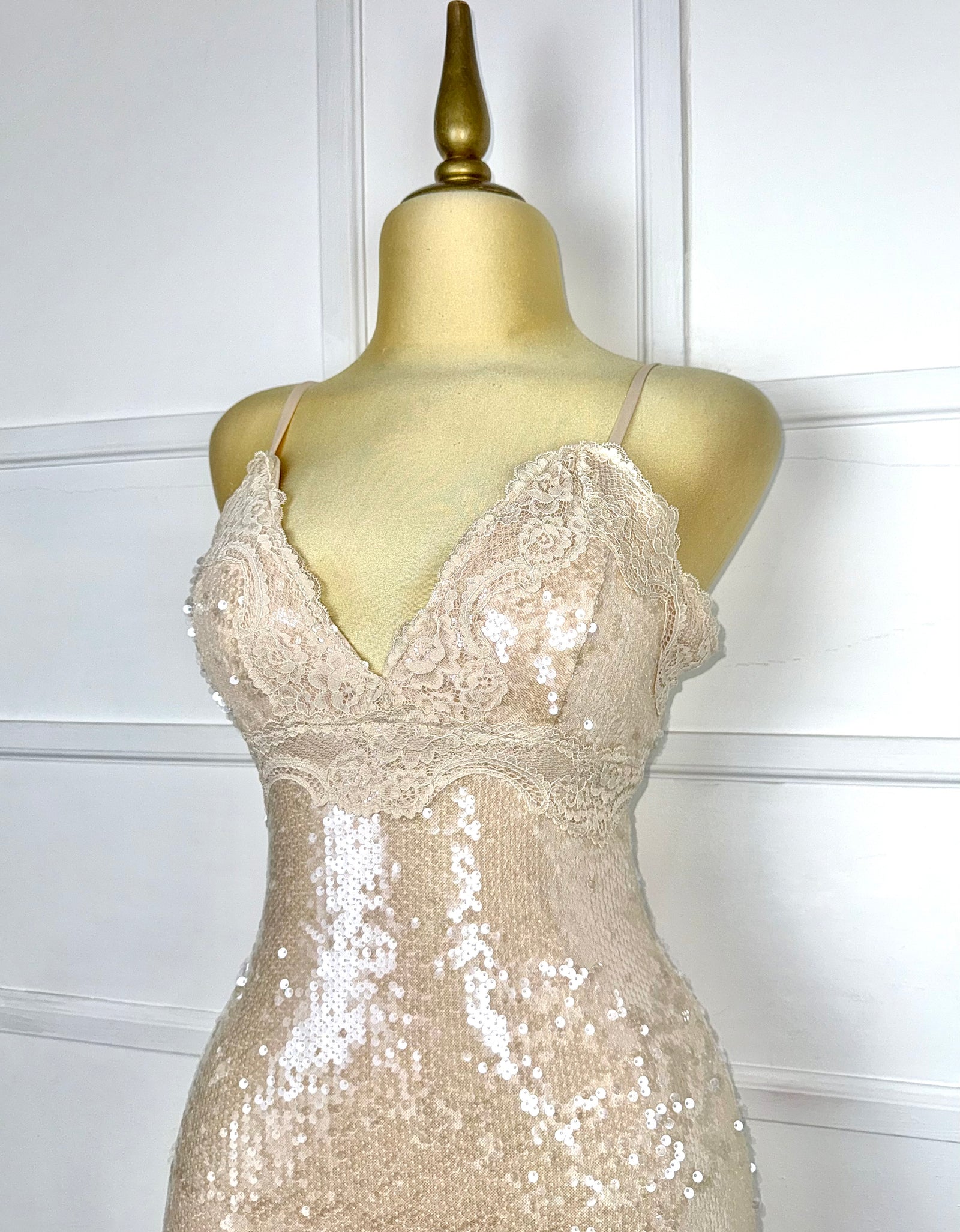 Vestido crema con lentejuelas y encaje