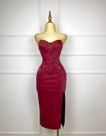 Vestido tinto strapless vinipiel