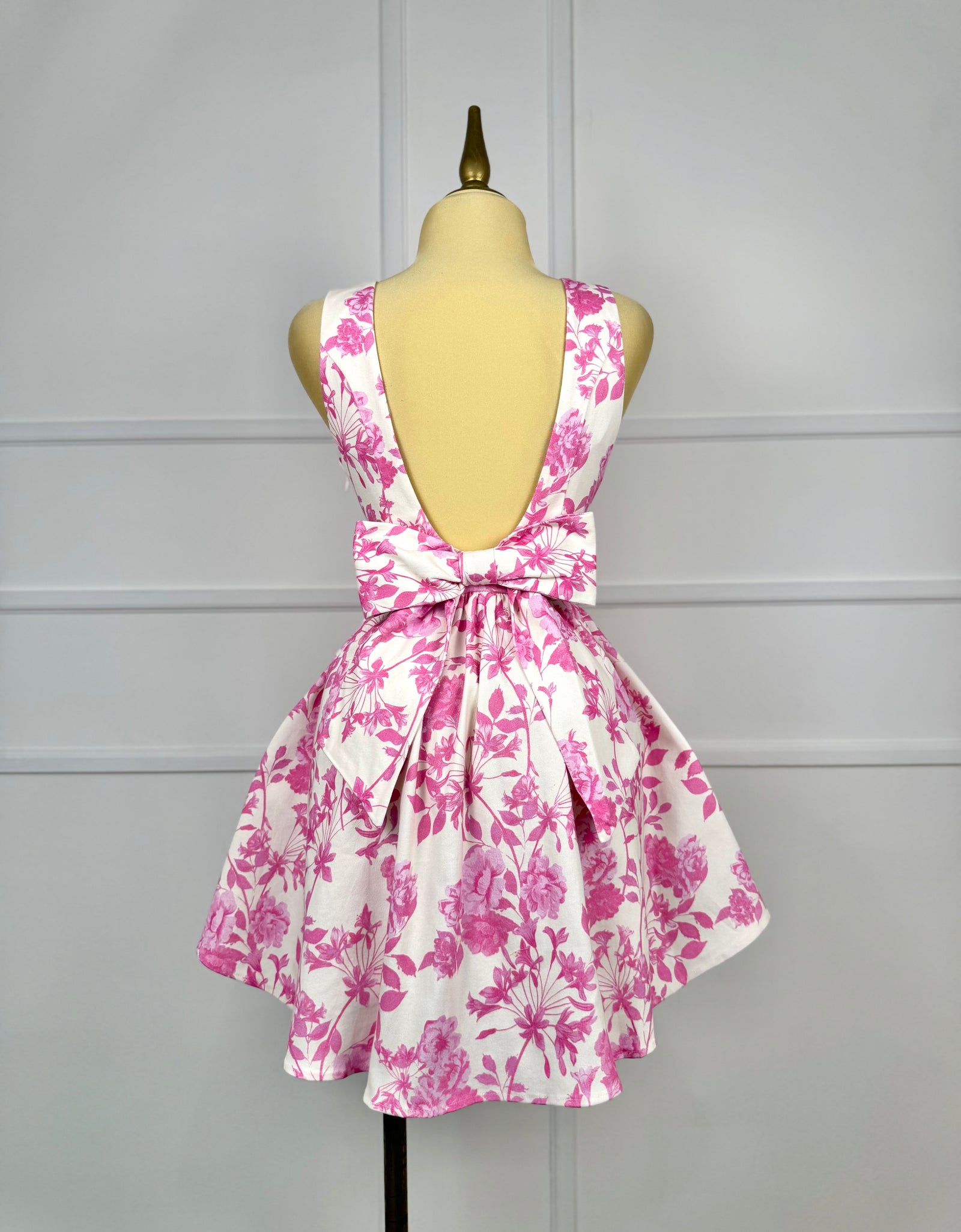 Vestido blanco con flores rosas y moño