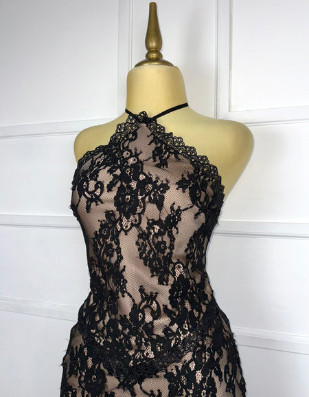 Vestido nude encaje negro