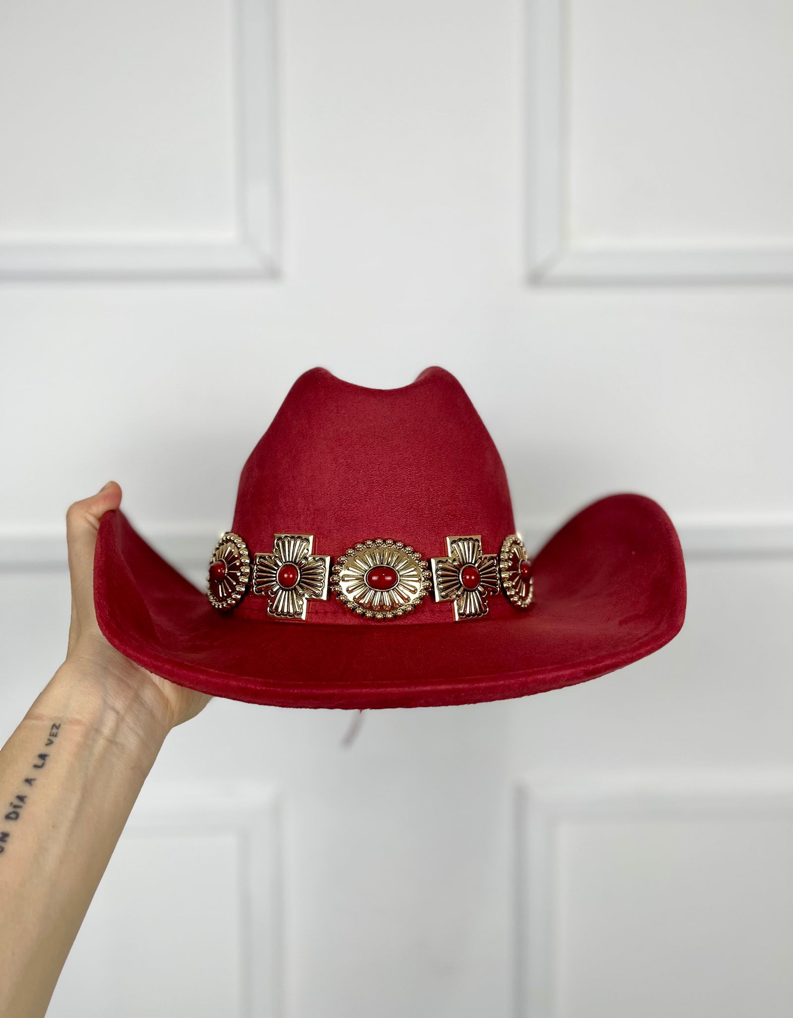 Sombrero gamuza con hebillas doradas (2 colores)