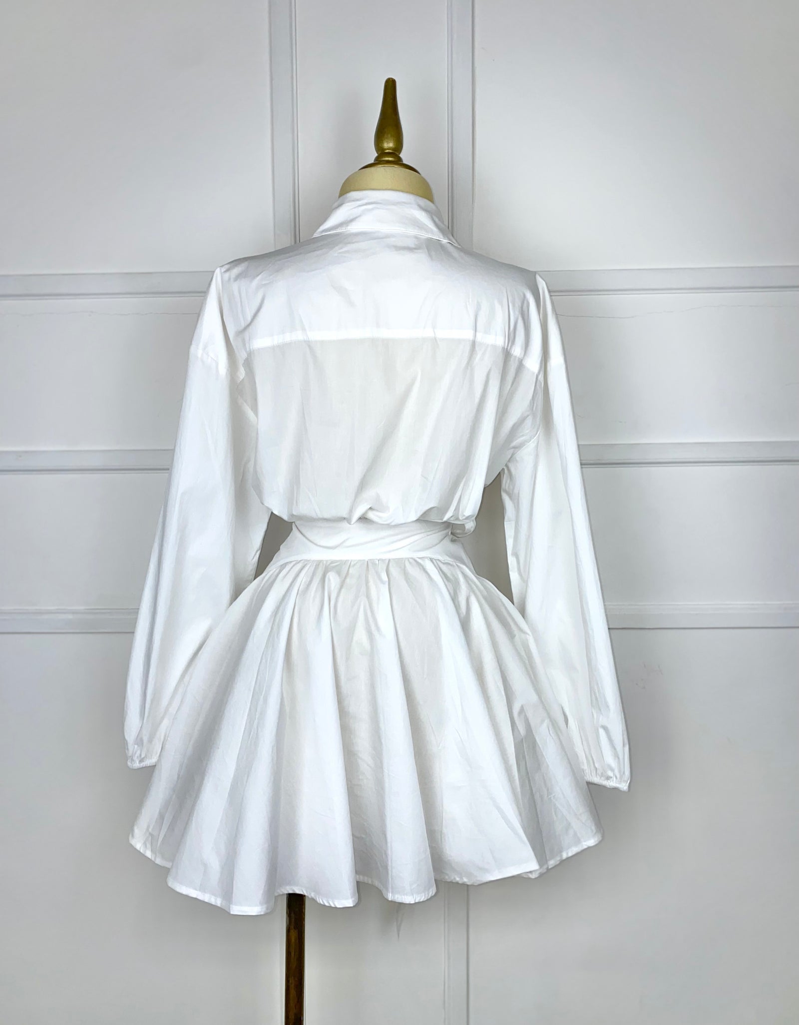 Vestido blanco asimétrico con listones