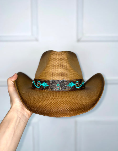 Sombrero con hebilla de mariposa