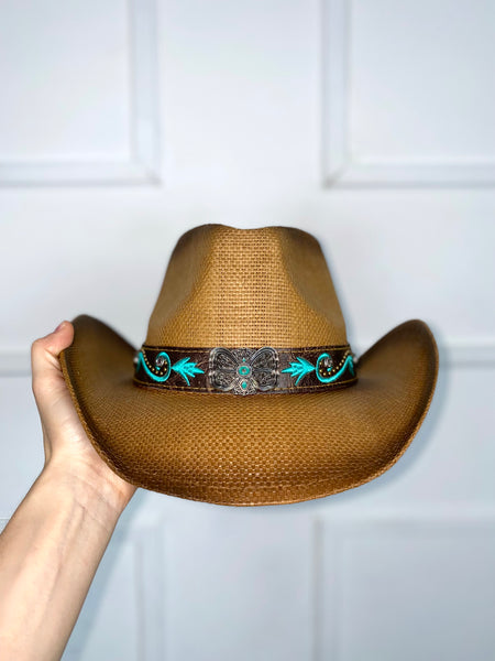 Sombrero con hebilla de mariposa