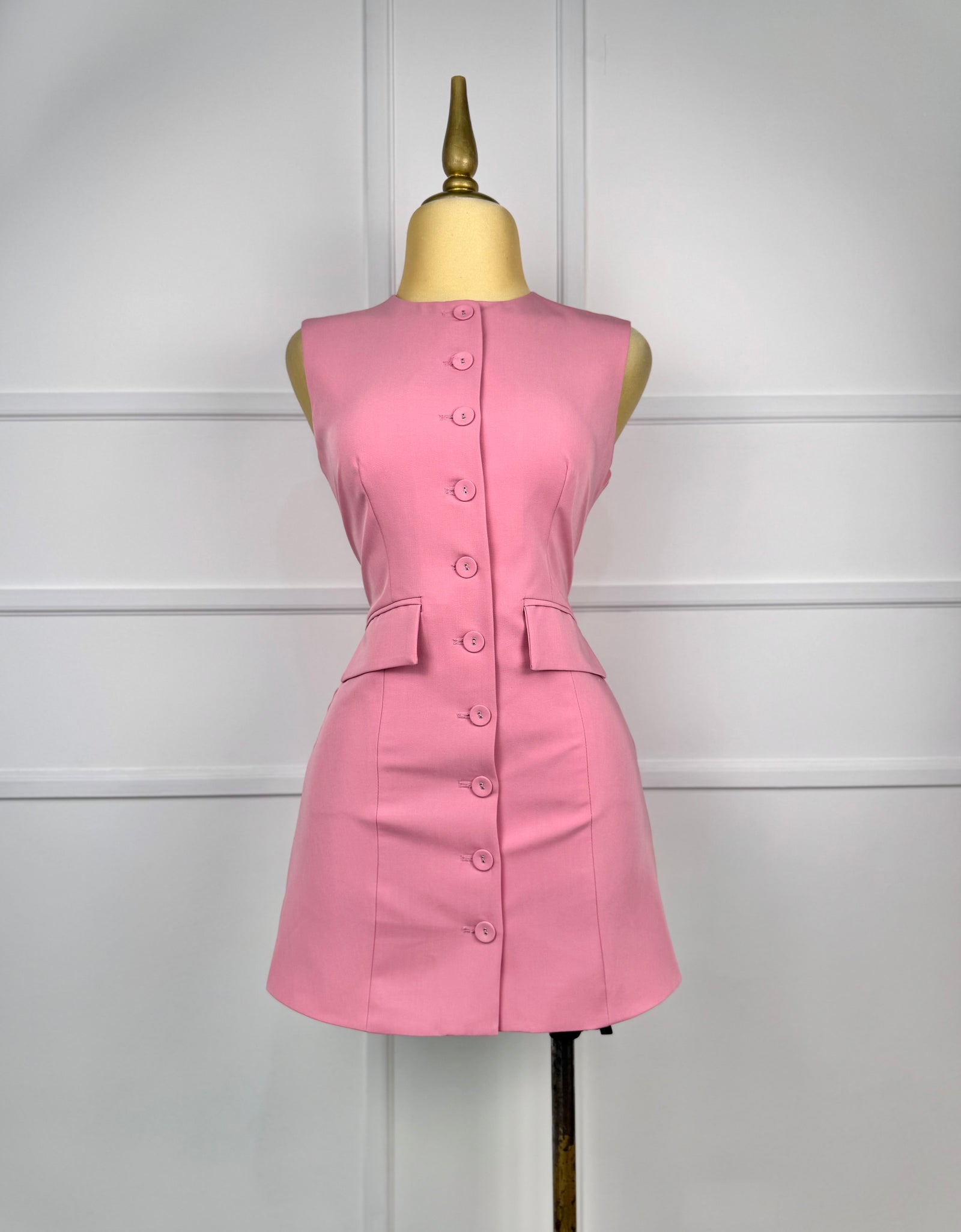 Vestido rosa corto con botones