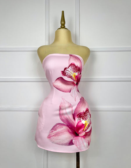 Vestido corto rosa con flores