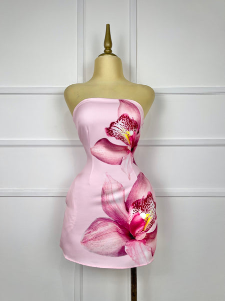 Vestido corto rosa con flores