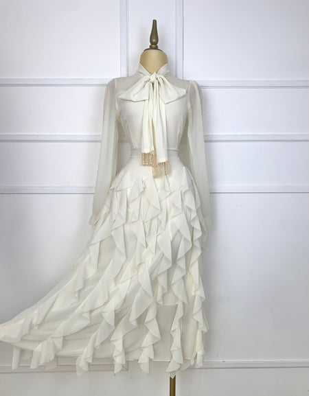 Vestido beige tipo gasa con olanes