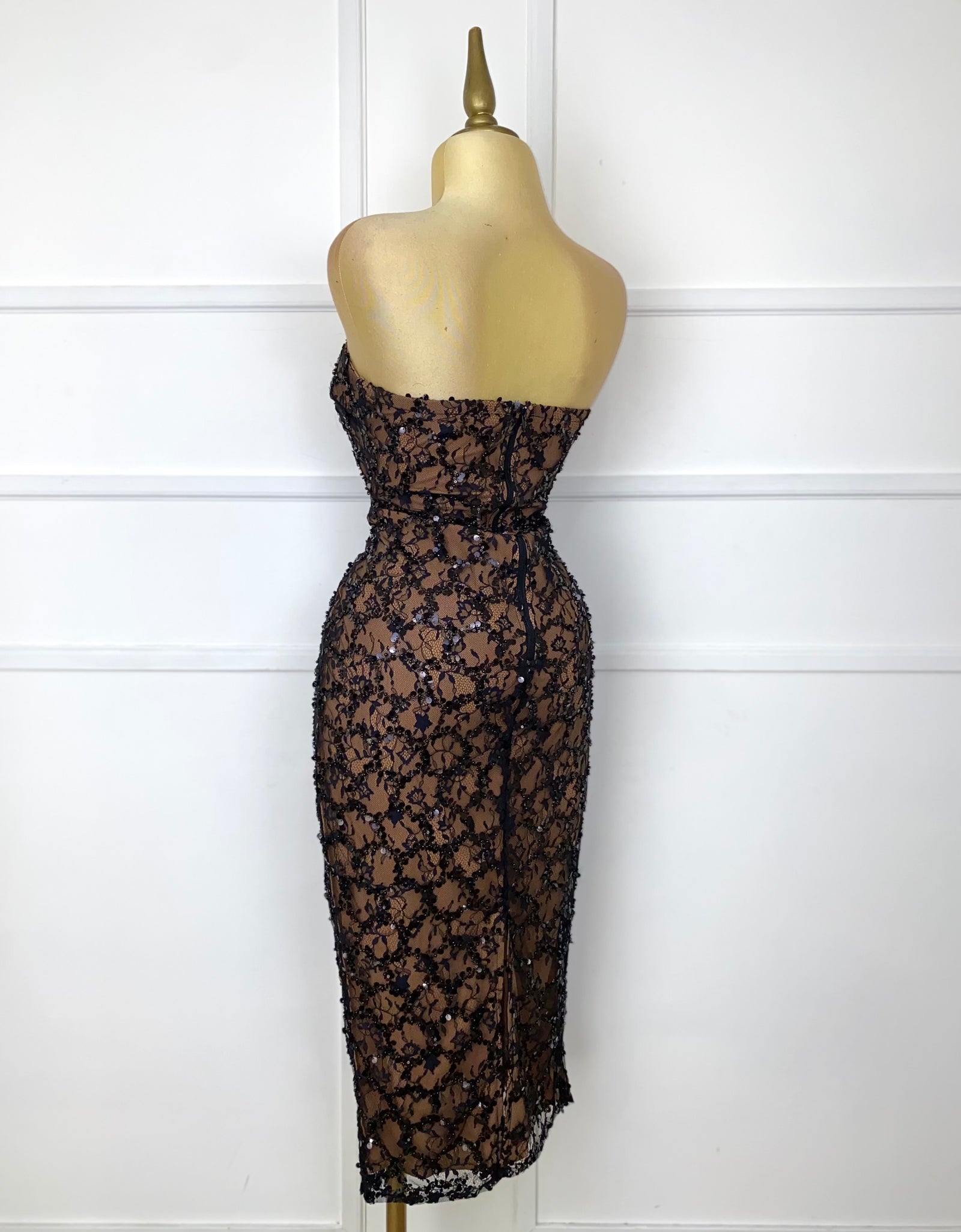 Vestido midi nude con pedrería y copas