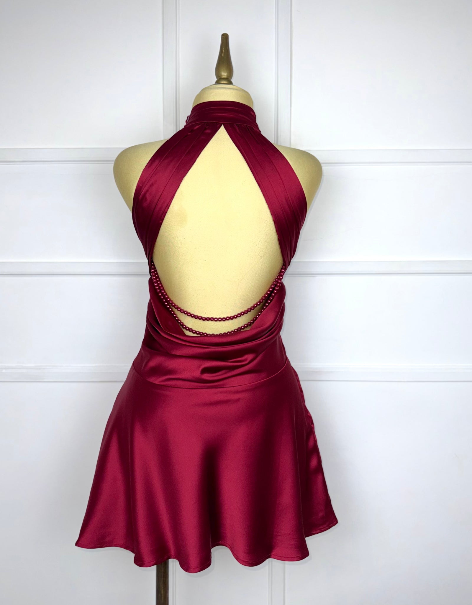 Vestido corto tinto con perlas