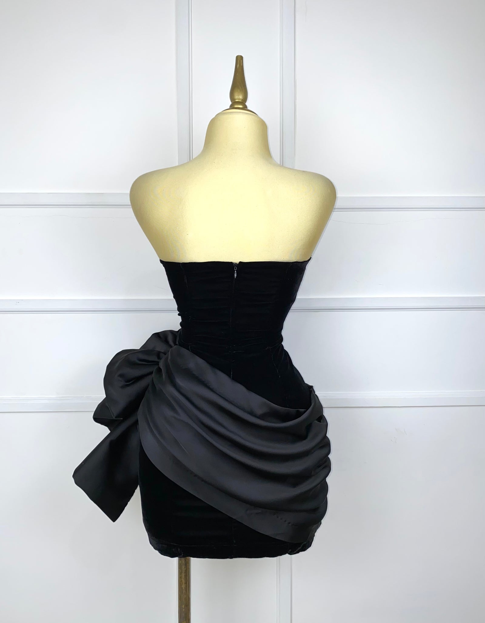 Vestido negro corto strapless
