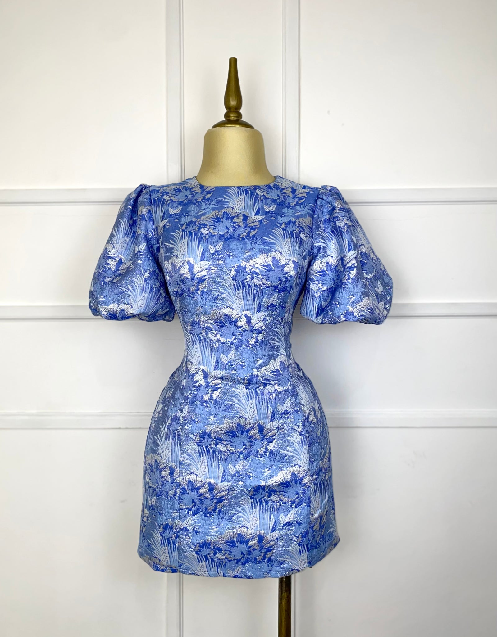 Vestido corto azul brocado estampado