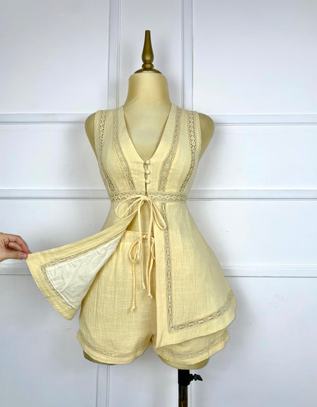 Set amarillo pastel con encaje