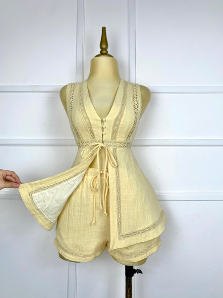 Set amarillo pastel con encaje