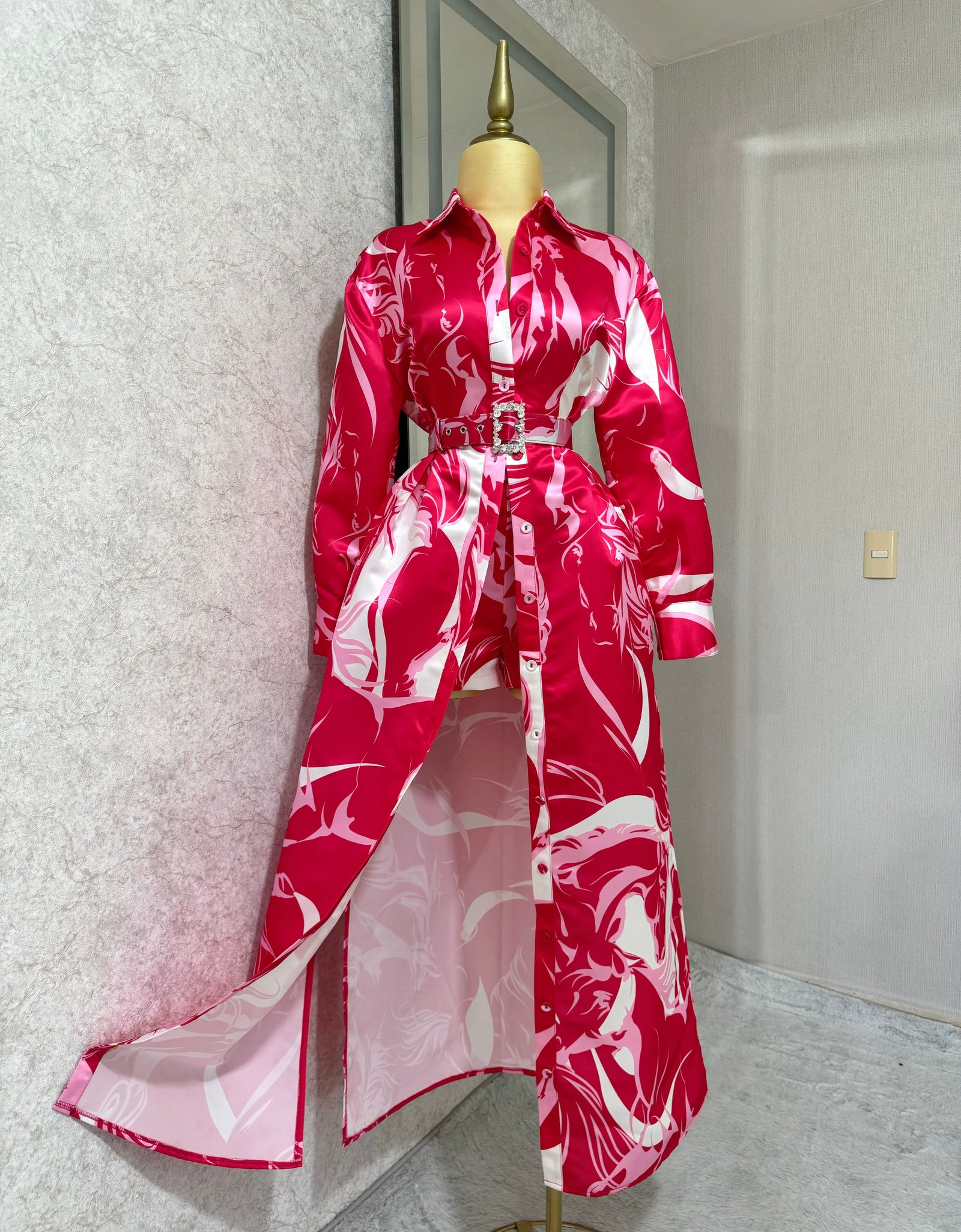 Vestido rosa estampado satín y short (2 piezas)