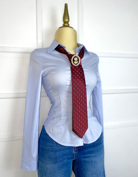 Camisa azul con pinzas