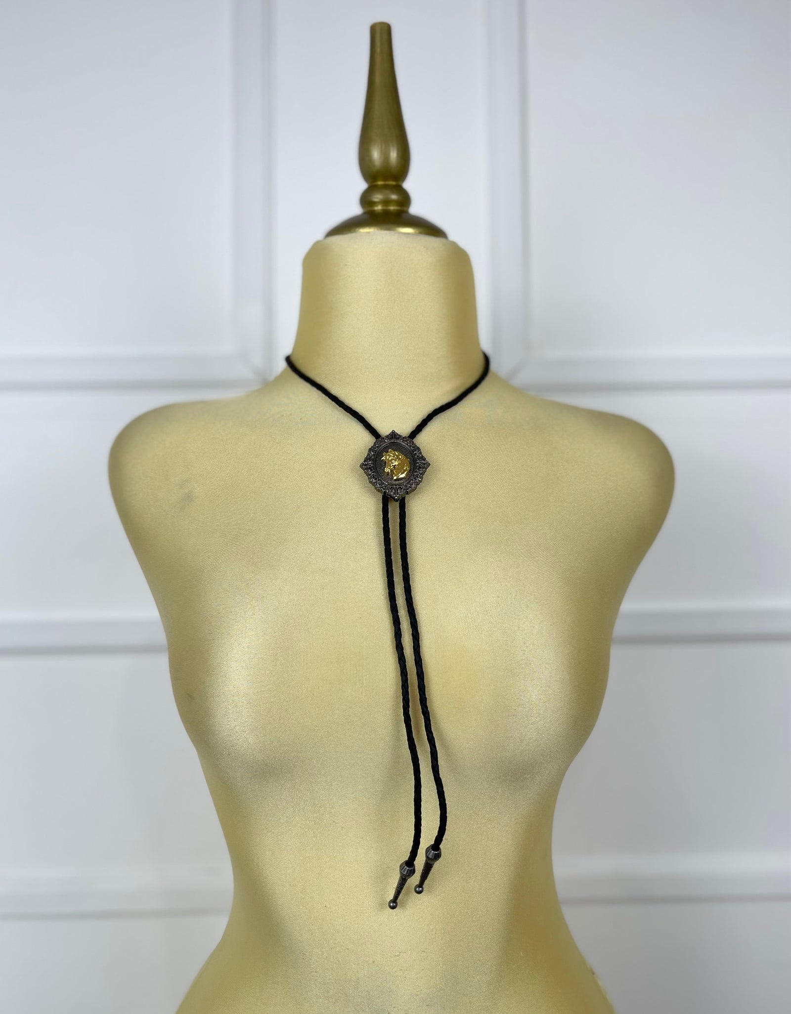 Collar vaquero caballo dorado