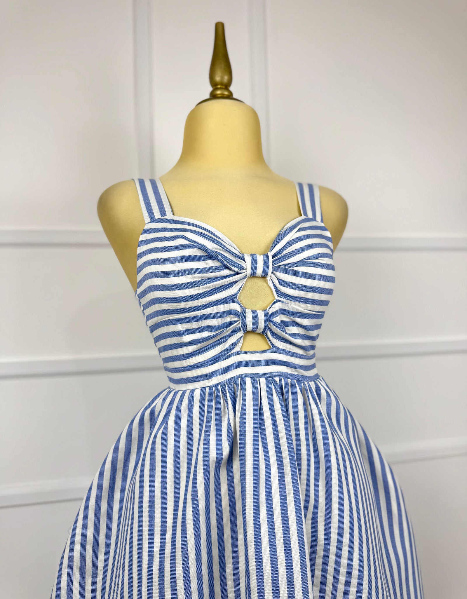 Vestido midi con líneas