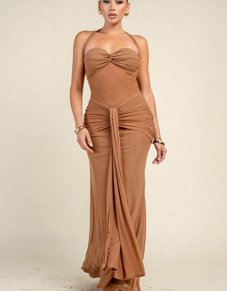 Vestido café largo drapeado con transparencia