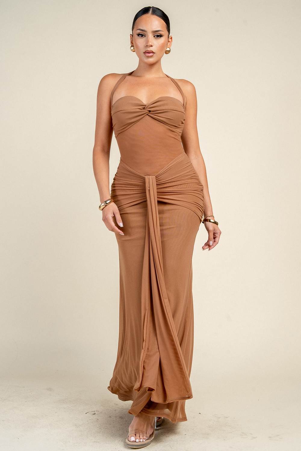 Vestido café largo drapeado con transparencia