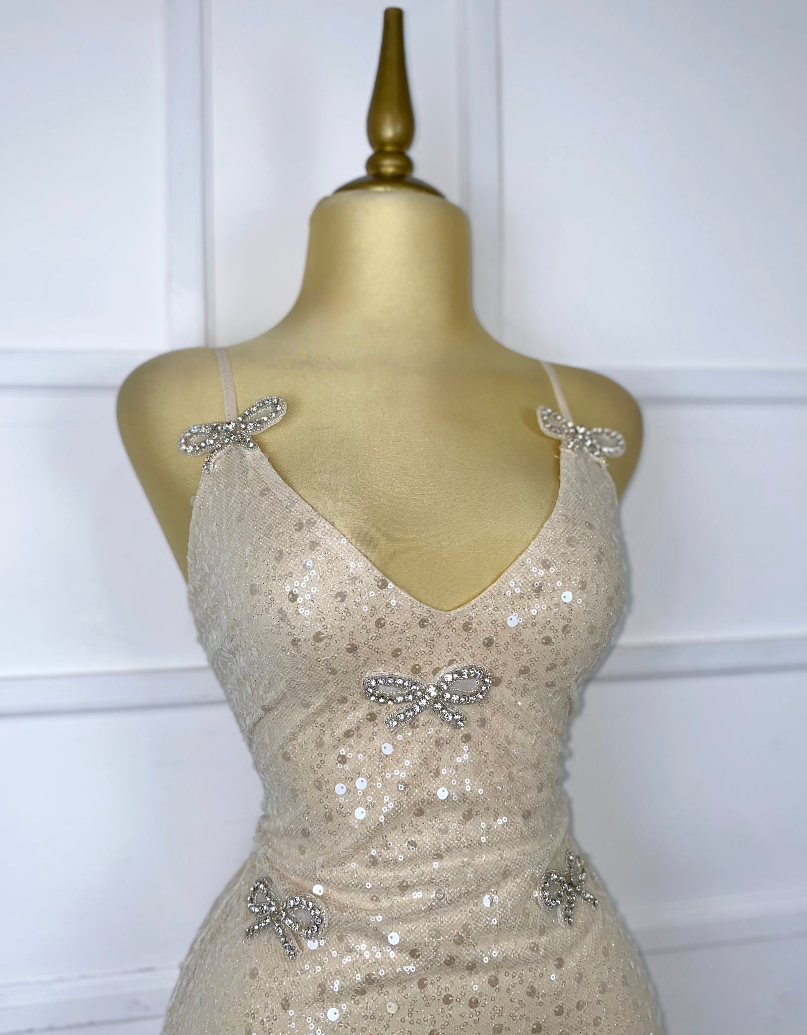 Vestido champagne con lentejuela y moños