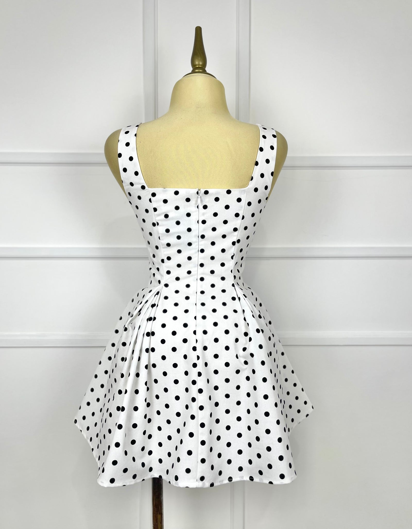 Vestido blanco con lunares y moños