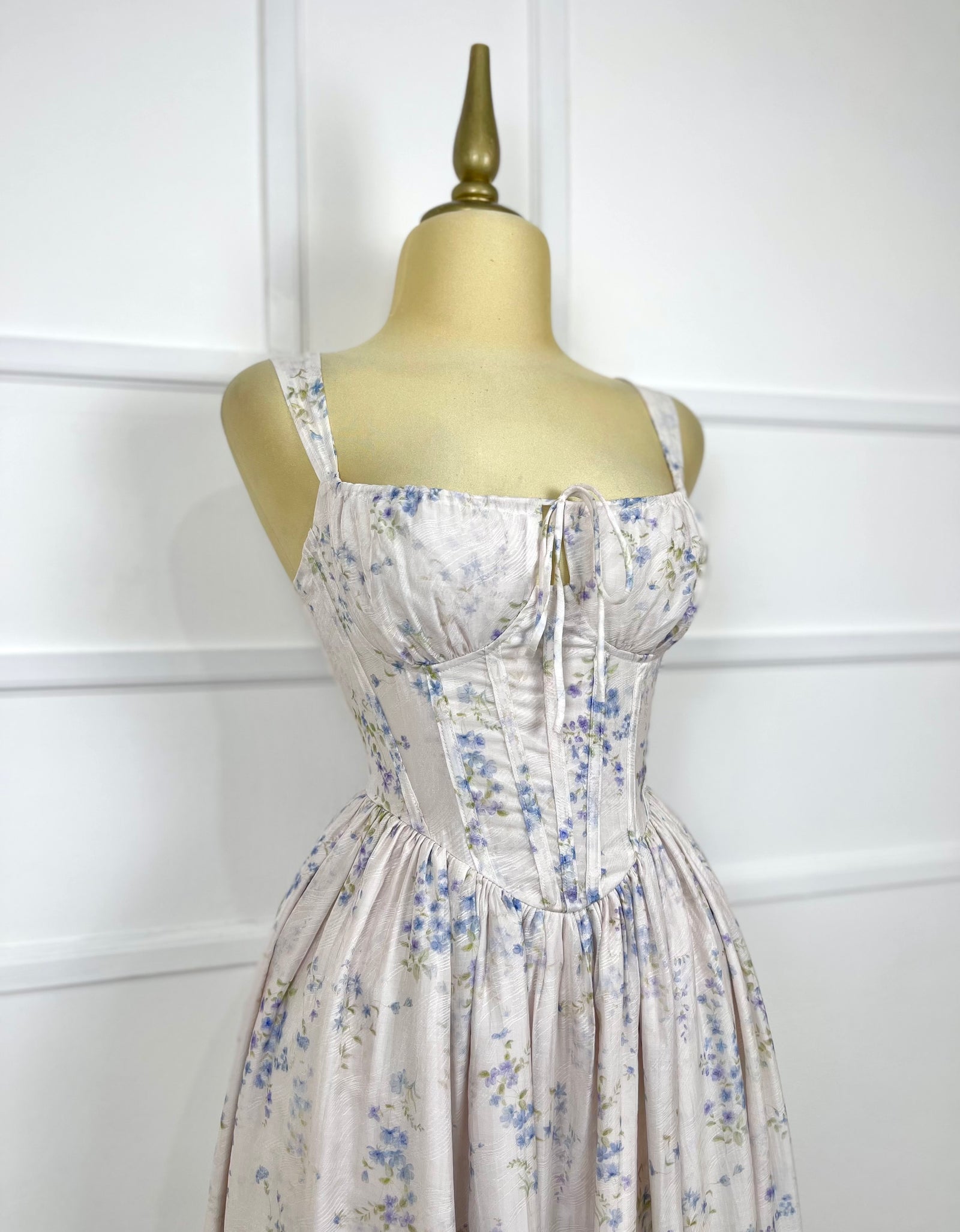 Vestido midi con abertura y florecitas azules