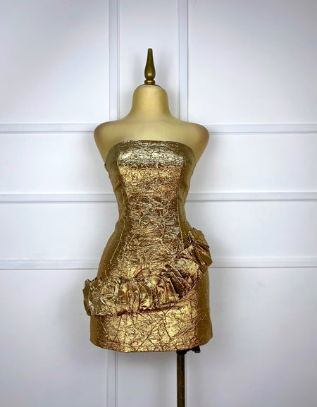 Vestido strapless dorado con olán