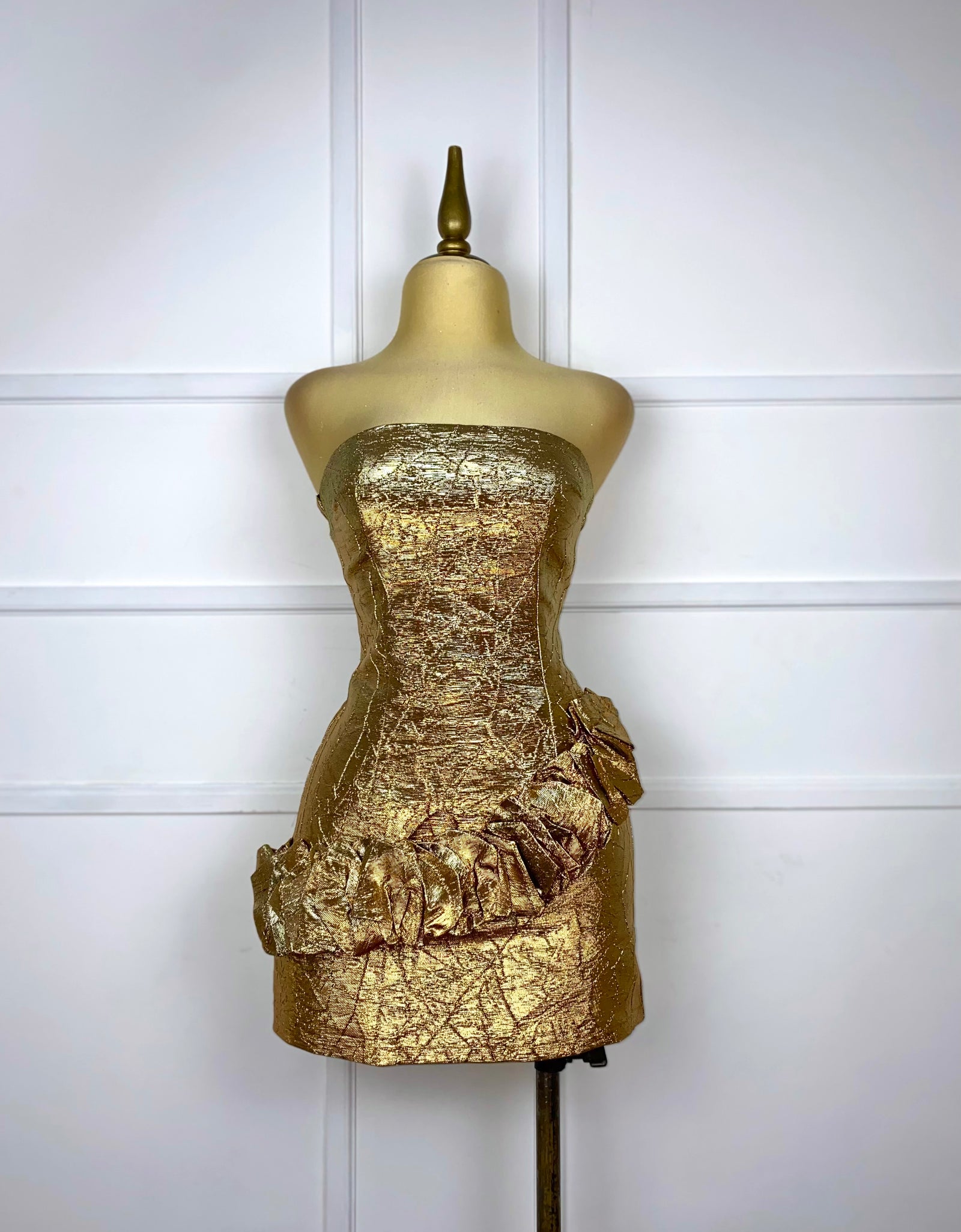 Vestido strapless dorado con olán