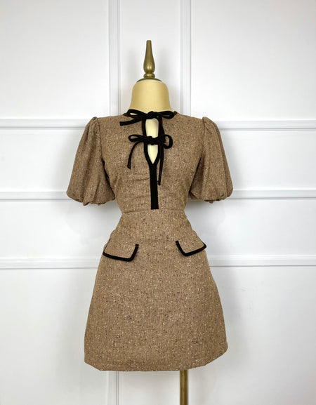 Vestido café multi con moñitos gamuza