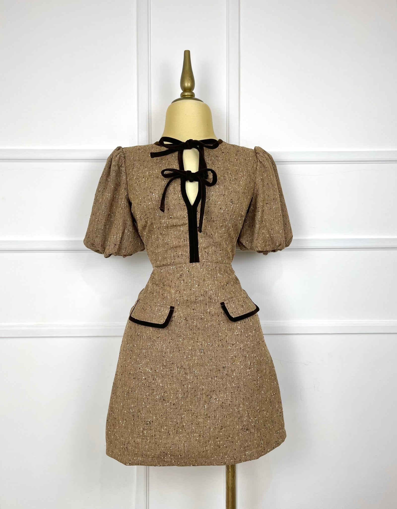 Vestido café multi con moñitos gamuza