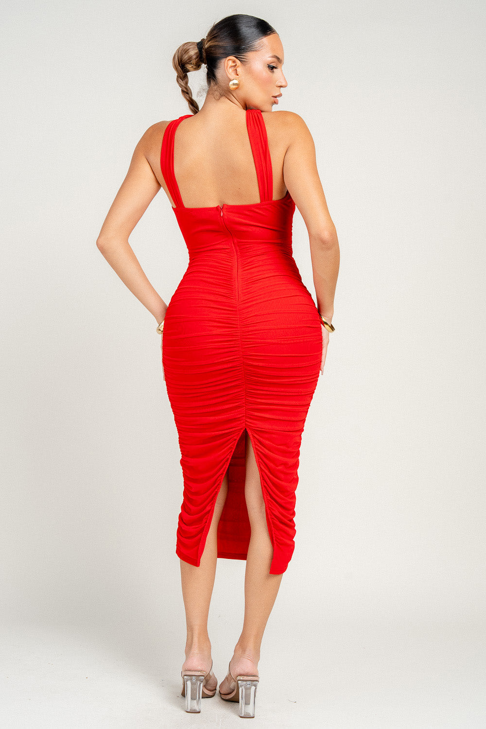 Vestido rojo drapeado con hebilla