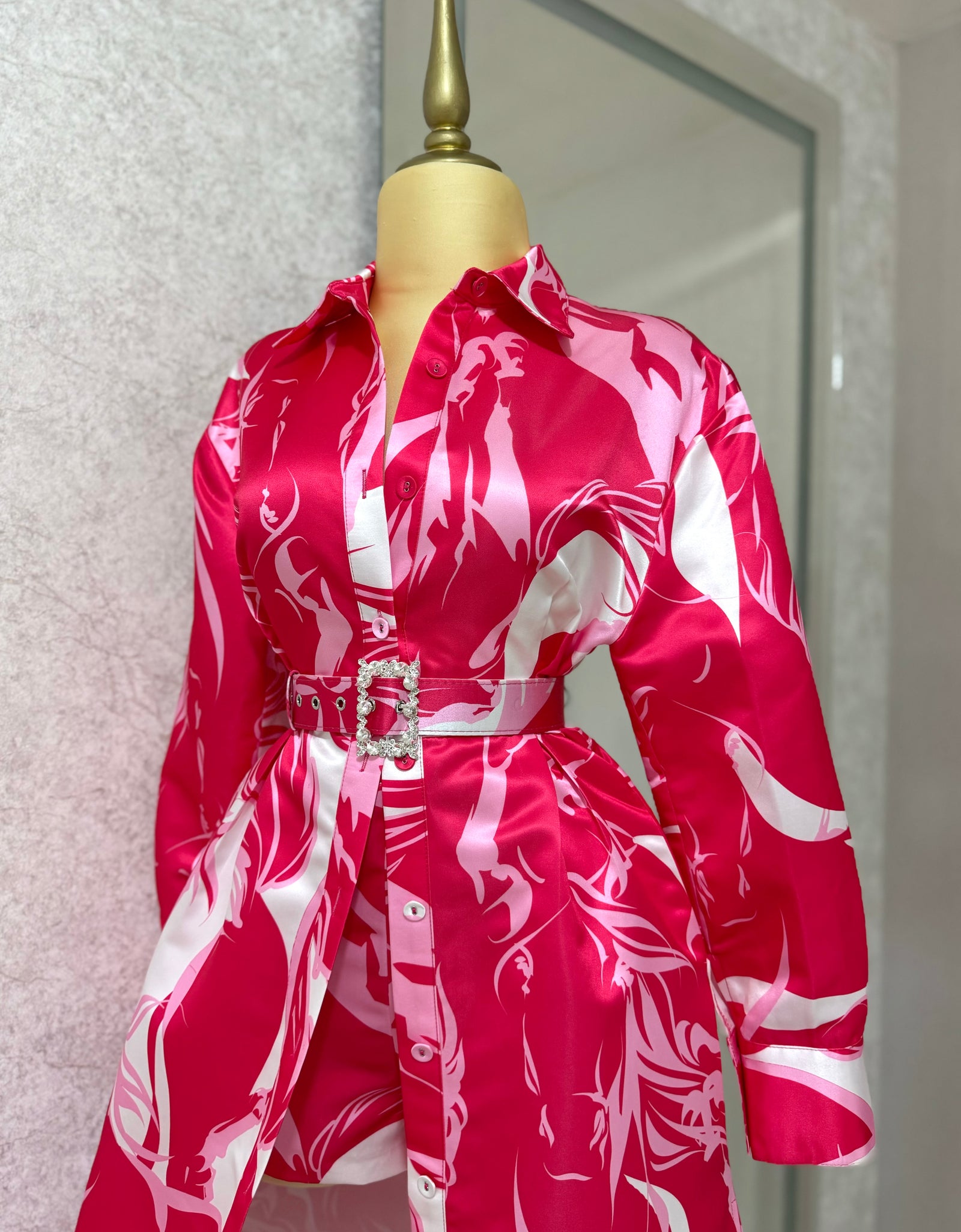 Vestido rosa estampado satín y short (2 piezas)