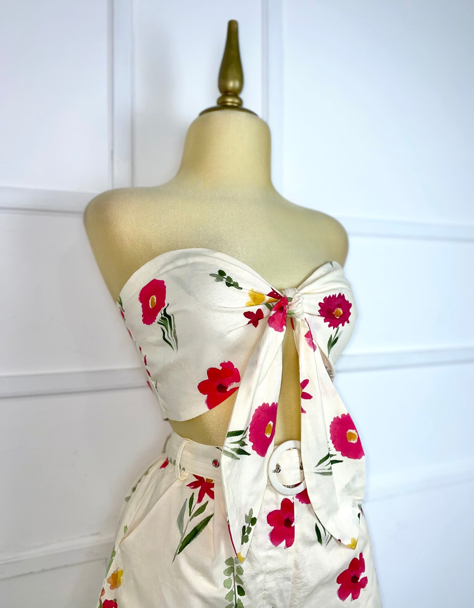 Set beige con flores y cinto