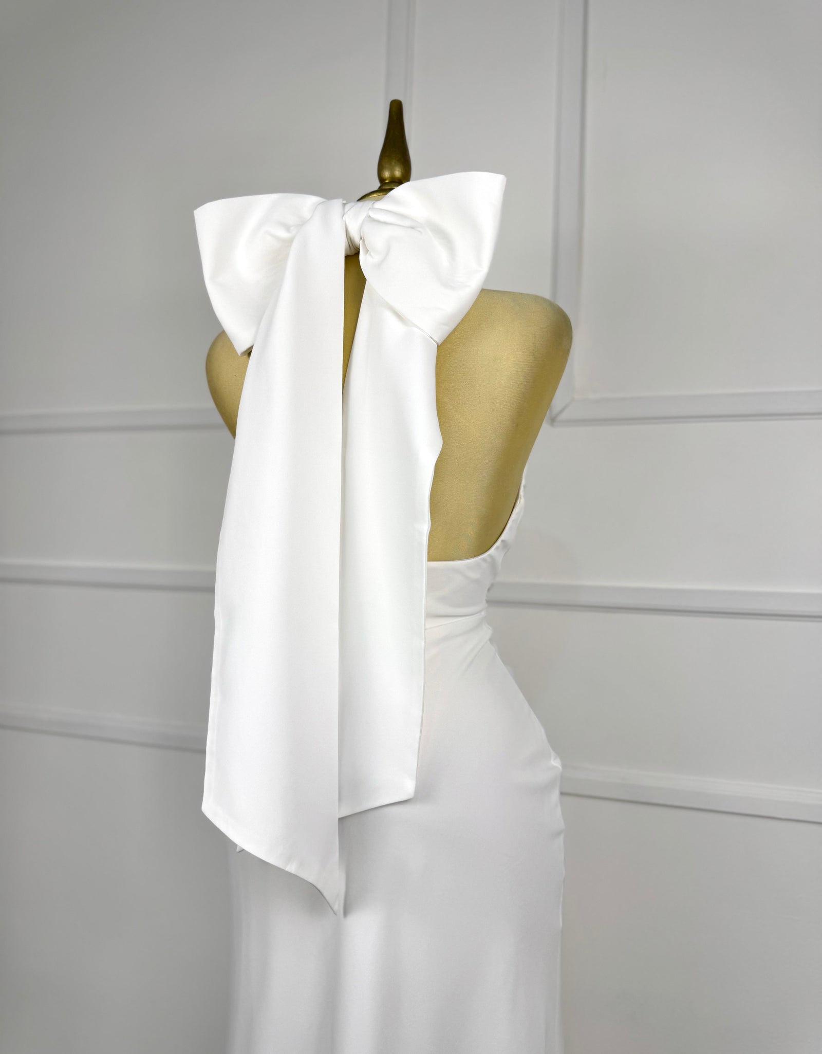 Vestido blanco largo con moño