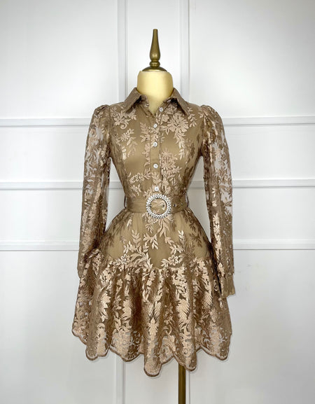 Vestido café con flores y cinto pedrería