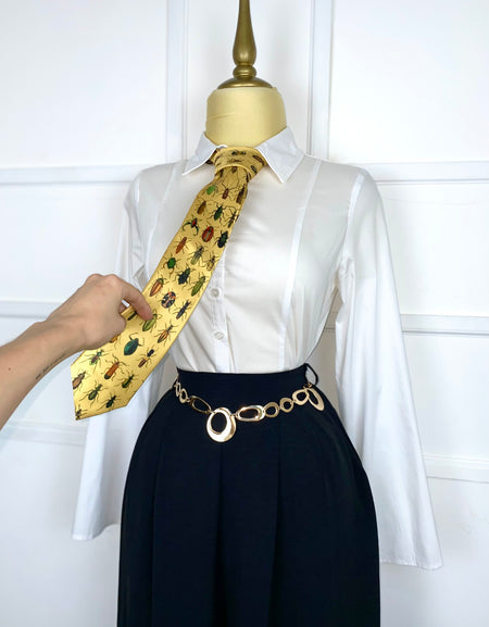 Pantalón negro liso con cinto de cadena