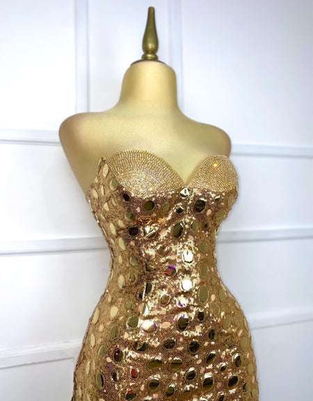 Vestido corto dorado con lentejuela y pedrería