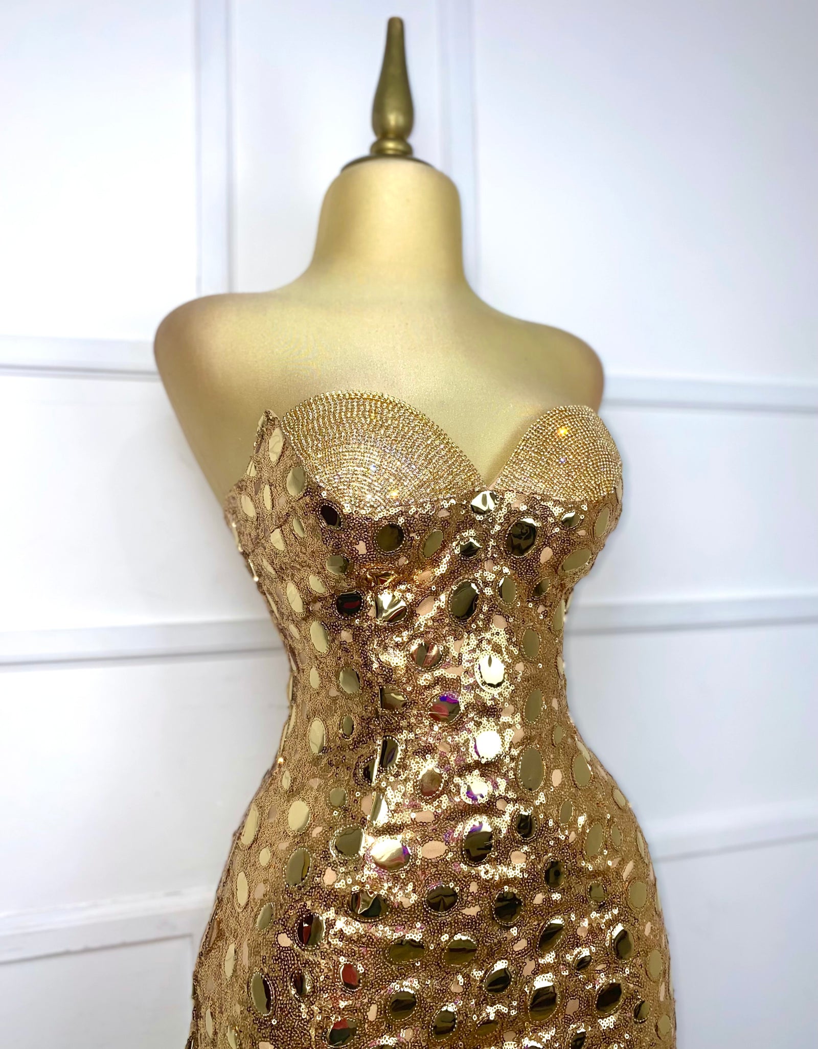 Vestido corto dorado con lentejuela y pedrería